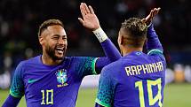 Dvě brazilské hvězdy v akci - Neymar (vlevo) a Raphinha.
