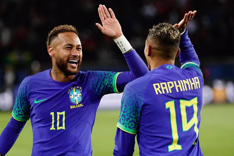 Dvě brazilské hvězdy v akci - Neymar (vlevo) a Raphinha.