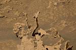 Věžičkovité skalní útvary objevené na Marsu připomínají pokroucené sloupy.