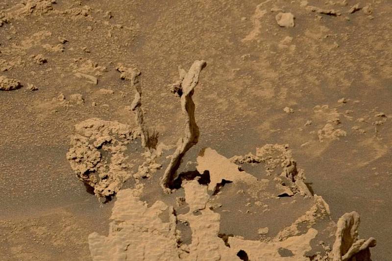 Vozítko Curiosity už na Marsu objevilo řadu záhadných útvarů. Posledním z nich jsou podivné pokroucené sloupy, které pravděpodobně vznikly spojením usazených minerálů