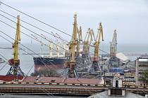 Lodě v ukrajinském přístavu Oděsa (na archivním snímku z 24. října 2014).