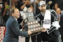 Justin Williams z Los Angeles (vpravo) s Con Smythe Trophy pro nejužitečnějšího hokejistu play off NHL.