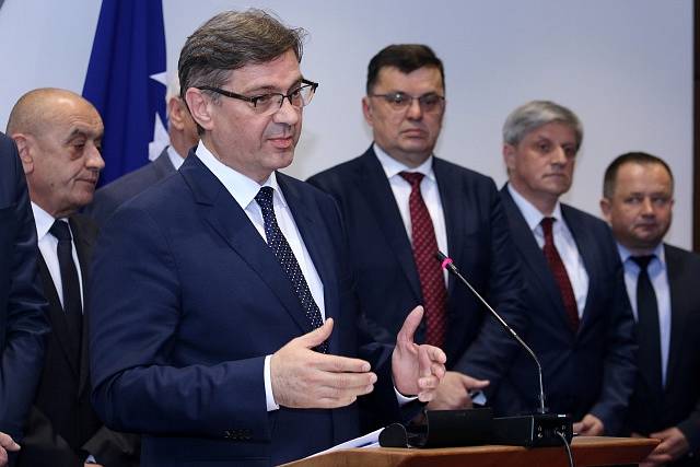 Denis Zvizdić, předseda vlády Bosny a Hercegoviny, řeší krizovou situaci Agrokoru