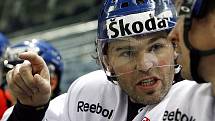 Největší hvězda hokejové reprezentace Jaromír Jágr onemocněl dva dny před začátkem šampionátu ve Švýcarsku. Není jisté, jestli ve čtvrtek do dějiště MS odcestuje s mužstvem. 