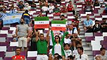 Fanoušci Íránu na tribuně katarského stadionu.