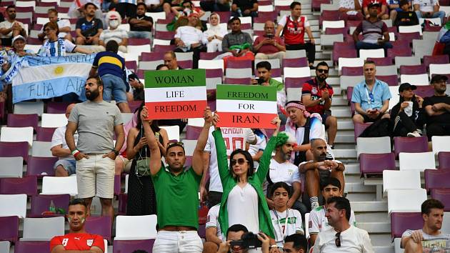Fanoušci Íránu na tribuně katarského stadionu