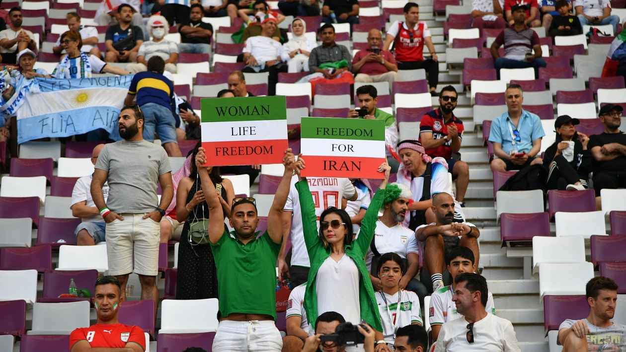 Kritika, pokuty, vězení. Fotbalisté Íránu na MS namíchli režim, tresty na obzoru