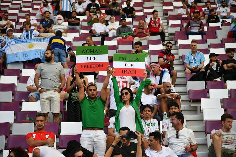 Fanoušci Íránu na tribuně katarského stadionu