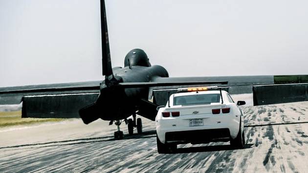 Chevrolet Camaro a Lockheed U-2.