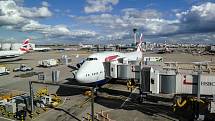 Londýnské letiště Heathrow je nejvytíženějším letištěm v Evropě. Civilné letecké dopravě slouží už 75 let.