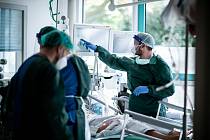 Zdravotníci ošetřují pacienta s koronavirem na jednotce intenzivní péče ve Fakultní nemocnici v německém Essenu.