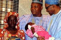 První zachráněná školačka z Chiboku. Má dítě, jehož otcem je podle nigerijských zdrojů jeden z únosců.