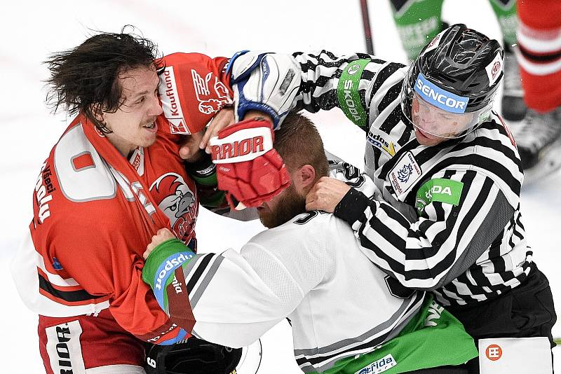 Utkání 1. kola hokejové extraligy: HC Olomouc - BK Mladá Boleslav, 10. září 2021 v Olomouci. Bitka mezi Tomáš Dujsík z Olomouce a Adam Jánošík z Mladé Boleslavi.