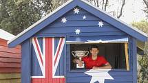 Novak Djokovič pózuje s trofejí po svém loňském triumfu na Australian Open