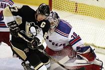 Kapitán Pittsburghu Sidney Crosby se snaží dopravit puk za záda Henrika Lundqvista hájícího branku Rangers.