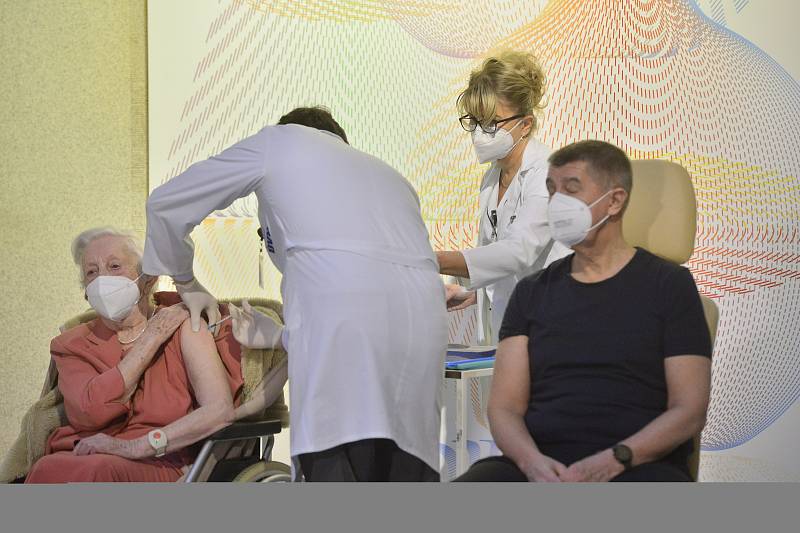 Válečná veteránka Emilie Řepíková dostala 27. prosince 2020 v Ústřední vojenské nemocnici v Praze v den zahájení očkování proti nemoci covid-19 jednu z prvních dávek vakcíny.