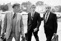 Jeffrey MacDonald (uprostřed) přichází v doprovodu svých právníků k soudu. Snímek pochází ze 17. července 1979