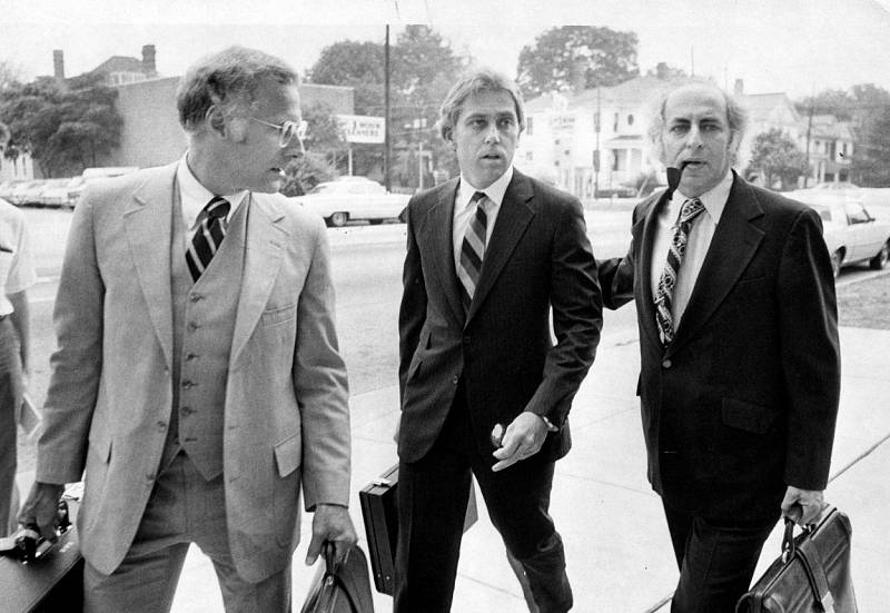 Jeffrey MacDonald (uprostřed) přichází v doprovodu svých právníků k soudu. Snímek pochází ze 17. července 1979