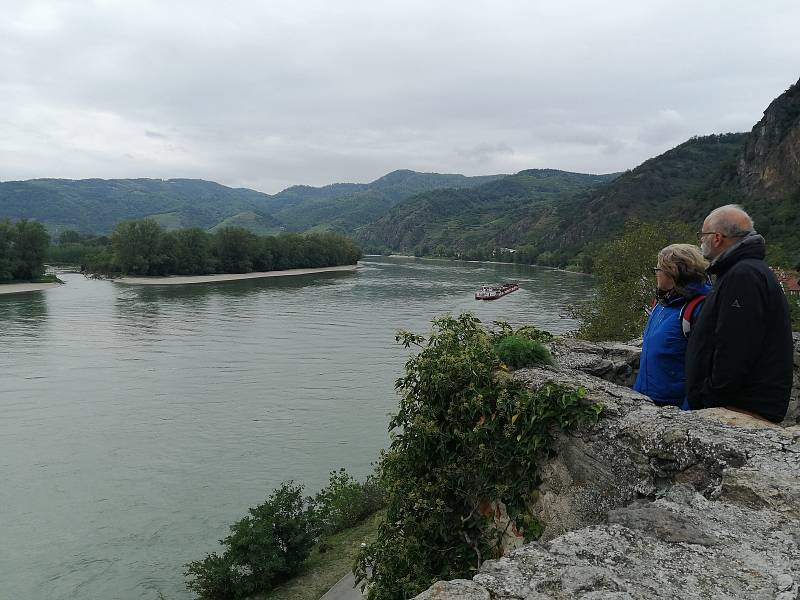 Výhled na Dunaj z historického městečka Durnstein. Vinařská turistika v oblasti Wachau.