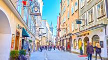 Salzburg, pohled na rušnou nákupní ulici Getreidegasse