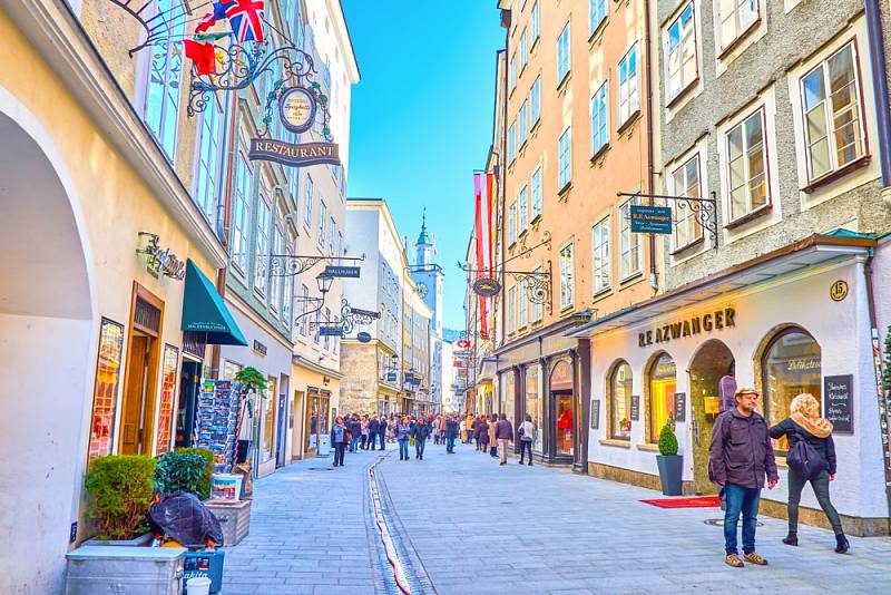 Salzburg, pohled na rušnou nákupní ulici Getreidegasse