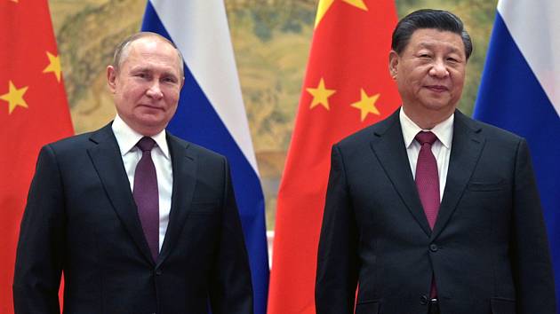 Čínský prezident Si Ťin-pching (vpravo) a jeho ruský protějšek Vladimir Putin před jednáním v Pekingu, 4. února 2022