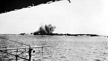 První bomba atakující torpédoborec Peary explodovala na zádi, druhá, zápalná, na palubě s lodní kuchyní. Třetí nevybuchla, čtvrtý zasáhla příď s předními zásobníky munice. Pátá, opět zápalná, explodovala ve strojovně