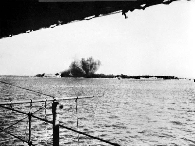První bomba atakující torpédoborec Peary explodovala na zádi, druhá, zápalná, na palubě s lodní kuchyní. Třetí nevybuchla, čtvrtý zasáhla příď s předními zásobníky munice. Pátá, opět zápalná, explodovala ve strojovně