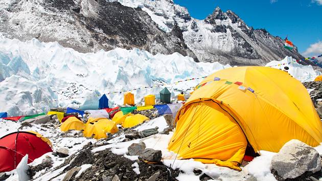 Základní tábor na nejvyšší hoře světa. Mount Everest se kvůli velkému počtu horolezců mění v skládku. Každý z nich po sobě průměrně zanechá osm kilo odpadu.