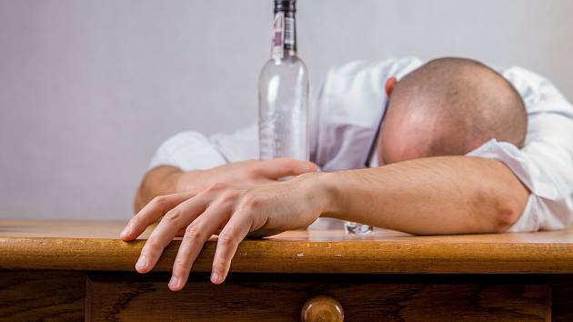 Závislost na alkoholu - Ilustrační foto