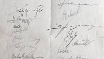 Podpisy hokejistů před MS v roce 1950 v Londýně, kam tým ale neodjel a většina hráčů skončila ve vězení