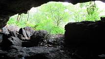 Hanychovská jeskyně. Známá je také pod názvem jeskyně v Panském lomu. Tvoří ji pukliny, těsné kanály a je dlouhá 135 metrů.