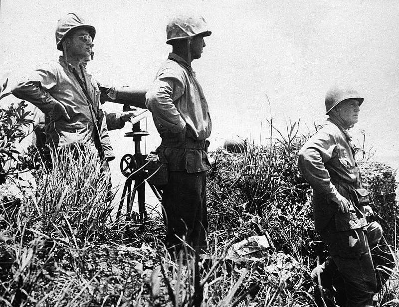 Poslední snímek velitele americké 10. armády, generála  Simona Bolivara Bucknera, pořízený dne 18. června 1945. O něco později byl generál zabit japonskou dělostřeleckou palbou