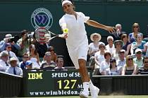 Roger Federer během seminále Wimbledonu proti Maratu Safinovi.