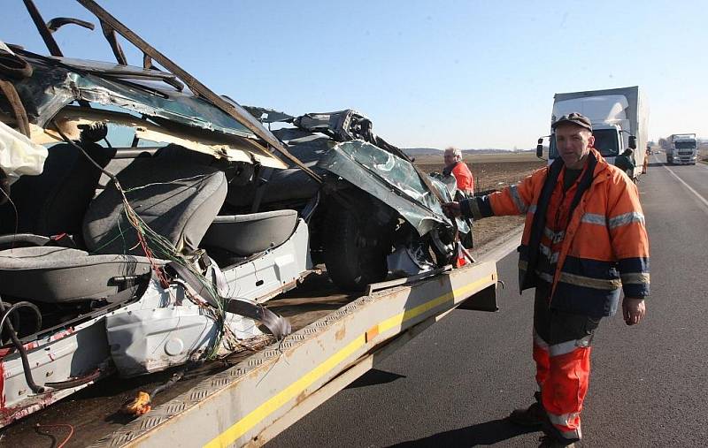 K tragické nehodě došlo před sedmou hodinou ráno na silnici I/7 Praha - Chomutov poblíž Postoloprt. U odbočky na Seménkovice se střetly nákladní souprava zn. Renault s osobním vozidlem zn. Peugeot 406. Nehodu bohužel nepřežil mladý řidič Peugeotu.