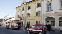 Zasahovat u požáru radnice museli hasiči v Přelouči. K požáru došlo ve třetím patře městského úřadu v kancelářích, které radnice využívala jako sklad. Při požáru nebyl nikdo zraněn, ale asi 25 zaměstnanců muselo budovu opustit.