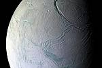 Záběr povrchu měsíce Enceladus, který je jedním z měsíců Saturnu. Pořízen byl 9. října 2008