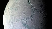 Záběr povrchu měsíce Enceladus, který je jedním z měsíců Saturnu. Pořízen byl 9. října 2008