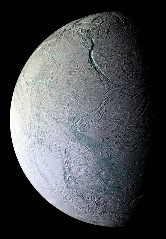 Záběr povrchu měsíce Enceladus, který je jedním z měsíců Saturnu. Pořízen byl 9. října 2008