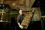 Restaurátor Norbert Riegel prováděl 29. listopadu v kapli sv. Kříže na Pražském hradě každoroční kontrolu Svatovítského pokladu, který je zde vystaven.  Na snímku kontroluje relikviářovou desku z bývalého kláštera sv. Martina v Trevíru. 