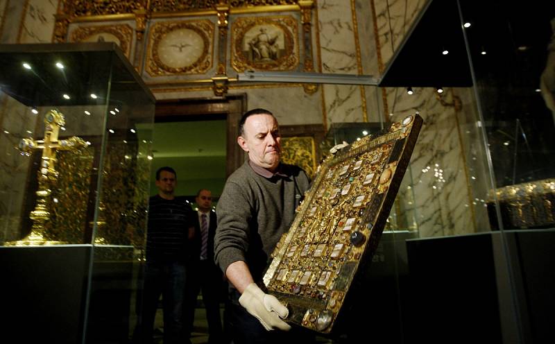 Restaurátor Norbert Riegel prováděl 29. listopadu v kapli sv. Kříže na Pražském hradě každoroční kontrolu Svatovítského pokladu, který je zde vystaven.  Na snímku kontroluje relikviářovou desku z bývalého kláštera sv. Martina v Trevíru. 