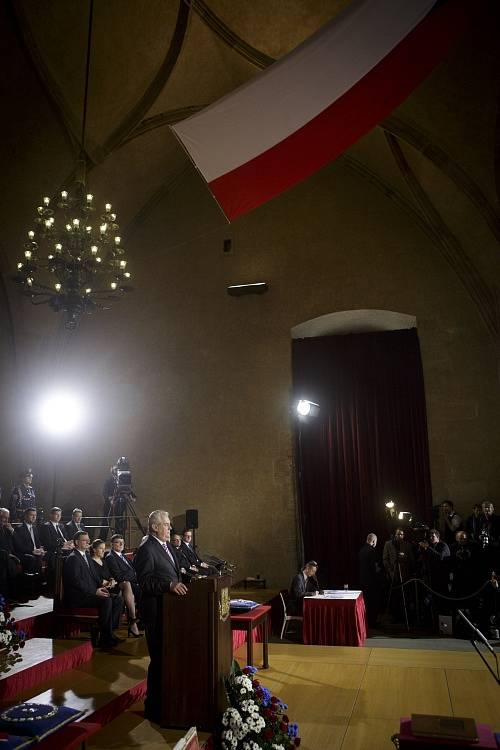 Miloš Zeman složil 8. března ve Vladislavském sále Pražského hradu prezidentský slib a na dalších pět let se ujal prezidentského úřadu. 