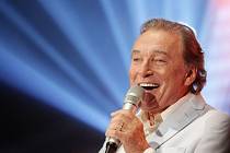 Karel Gott: Na festivalové pódium Rock for People poprvé vystoupí symbol českého rokenrolu i popu, mnohanásobný Zlatý československý i Český slavík, noblesní gentleman a bytostný profesionál, ikona pro několik generací.  