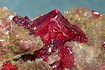 Třešňově červené krystaly rumělky ze světově proslulých dolů na cinabarit v Almadénu ve Španělsku