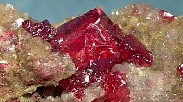 Třešňově červené krystaly rumělky ze světově proslulých dolů na cinabarit v Almadénu ve Španělsku