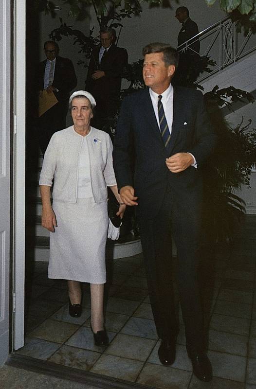 John Fitzgerald Kennedy ve společnosti pozdější izraelské premiérky Goldy Meirové (v době setkání byla ministryní zahraničních věcí).