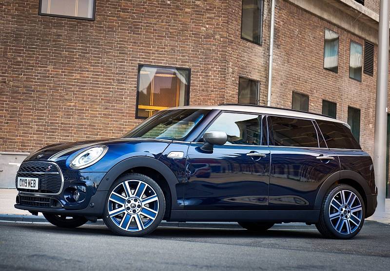 Mini Clubman lze koupit od 620 tisíc Kč. Kufr je spíše symbolický. Má objem 360 - 1250 litrů