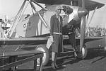 Amelia Earhartová přibližně v roce 1928, tedy v roce, kdy absolvovala svůj slavný přelet Atlantiku. Na snímku stojí vedle dvouplošníku Merrill, pojmenovaném po instruktorovi letectví Albertu Adamsu Merrillovi, který jej postavil