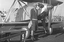 Amelia Earhartová přibližně v roce 1928, tedy v roce, kdy absolvovala svůj slavný přelet Atlantiku. Na snímku stojí vedle dvouplošníku Merrill, pojmenovaném po instruktorovi letectví Albertu Adamsu Merrillovi, který jej postavil