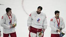 Ruští hokejisté se stříbrnými medailemi po prohře s Finskem ve finále ZOH v Pekingu, uprostřed brankář Ivan Fedotov.